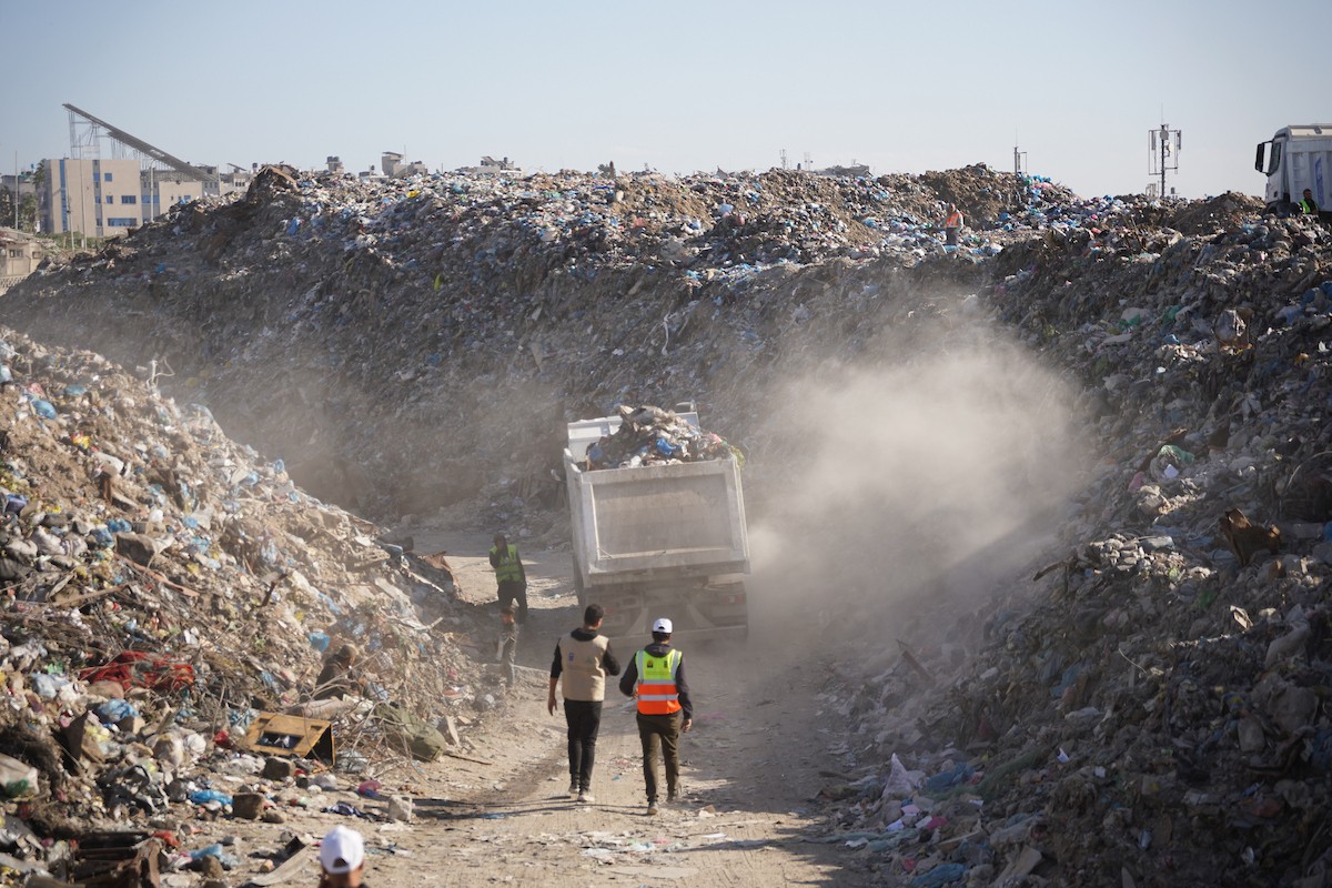 برنامج الأمم المتحدة الإنمائي يطلق عمليات تنظيف في أحد أكبر مواقع النفايات بمدينة غزة، والذي يُشكّل خطراً جسيماً على الصحة العامة، في منطقة سوق فراس على طول شارع عمر المختار ، 11 فبراير/شباط 2026. (صورة: عمر أشتوي)