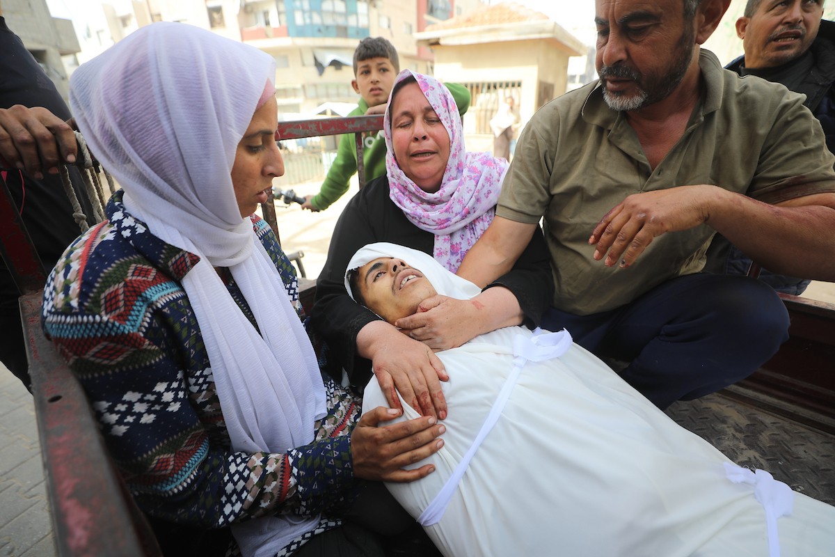 ودّاع جثمان وصل إلى مستشفى الشفاء في مدينة غزة. وكان قد استشهد بنيران الجيش الإسرائيلي أثناء جمعه الحطب في بيت لاهيا، شمال قطاع غزة، 8 فبراير/شباط 2026. تصوير: عمر أشتوي