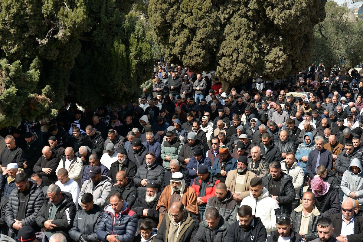 أدى الفلسطينيون صلاة الجمعة الثانية من شهر رمضان في المسجد الأقصى بالقدس. ووفقًا لدائرة الأوقاف الإسلامية، حضر الصلاة 100 ألف مصلٍّ رغم القيود الإسرائيلية المفروضة على الفلسطينيين، 27 فبراير/شباط 2026.