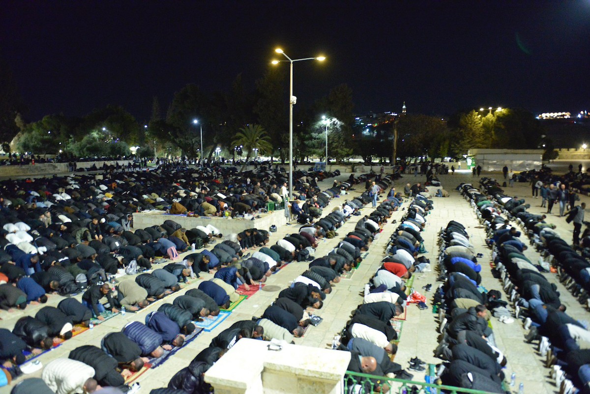 يؤدي الفلسطينيون صلاتي العشاء والتراويح في ساحات المسجد الأقصى في اليوم الثالث من رمضان، القدس، 20 فبراير 2026. صورة من دائرة الأوقاف الإسلامية في القدس.