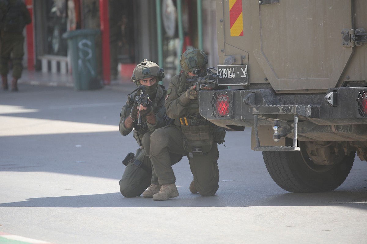 نفّذت قوات الجيش الإسرائيلي مداهمات ودوريات في شوارع مخيم عسكر للاجئين، شرق نابلس في الضفة الغربية، ٢٢ فبراير/شباط ٢٠٢٦. صورة: محمد ناصر