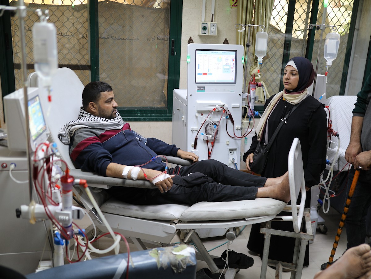 يخضع مرضى فلسطينيون مصابون بالفشل الكلوي لجلسات غسيل الكلى في مستشفى شهداء الأقصى بدير البلح، وسط وانتظار مستمر لفتح معبر رفح لتلقي العلاج خارج قطاع غزة، 1 فبراير/شباط 2026. تصوير: رمزي أبو عامر