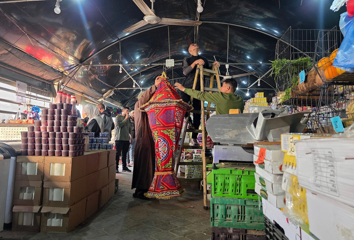 الفلسطينية ريهان شراب تصنع فوانيس رمضان من بقايا صناديق المساعدات في خان يونس جنوب قطاع غزة  8 فبراير/شباط 2026. (صورة: طارق محمد)