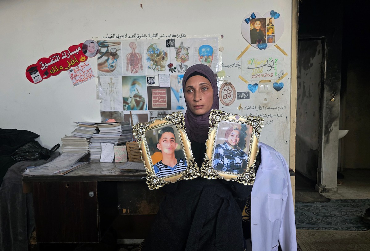 الأم تحرير أبو ماضي تنتظر تأكيدا رسميا بشأن مصير ابنتها ملك، خان يونس، جنوب قطاع غزة، 9 فبراير/شباط 2026. صورة: طارق محمد