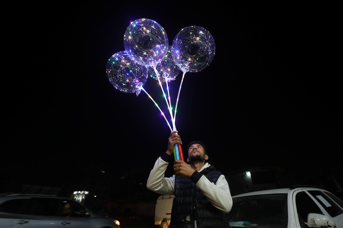 يبيع الباعة الفلسطينيون الطعام وغيره من السلع في سوق بمدينة غزة خلال اليوم الخامس من شهر رمضان المبارك، 22 فبراير/شباط 2026. تصوير: عمر أشتوي