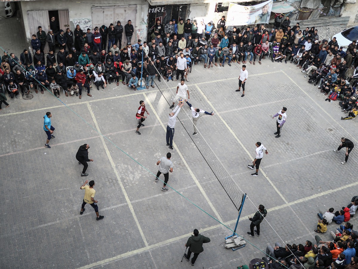 يشارك شبان وأطفال فلسطينيون في مباريات كرة الطائرة ضمن ما يُسمى 