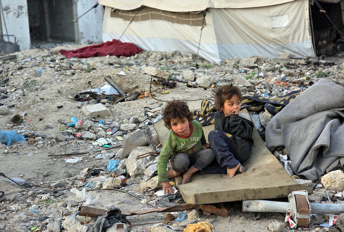 يواجه الفلسطينيون معاناة متفاقمة مع حلول شهر رمضان، وسط تداعيات الحرب المستمرة ، بينما يواصل الجيش الإسرائيلي استهداف النازحين في الخيام قرب 