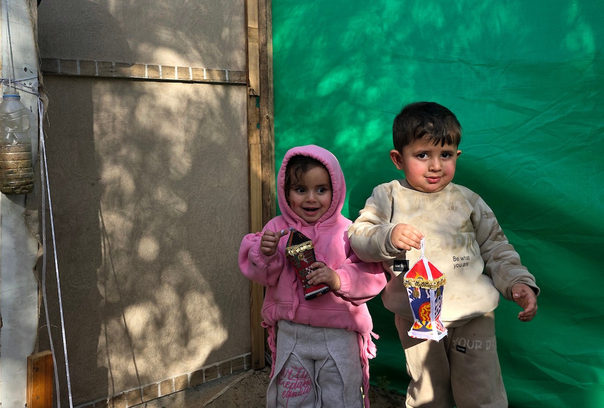 الفلسطينية ريهان شراب تصنع فوانيس رمضان من بقايا صناديق المساعدات في خان يونس جنوب قطاع غزة  8 فبراير/شباط 2026. (صورة: طارق محمد)