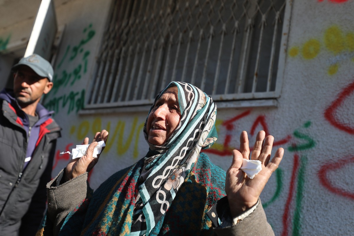 ودّع فلسطينيون جثماني مواطنين اثنين في مستشفى الشفاء بمدينة غزة. وبحسب مصادر عائلية، قُتل الرجلان على يد القوات الإسرائيلية في بيت لاهيا، شمال قطاع غزة، في 24 فبراير/شباط 2026. (صورة: عمر أشتوي)