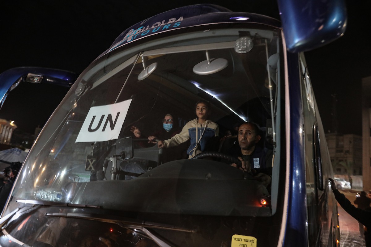 فلسطينيون قادمون من معبر رفح يصلون، في حافلة تحمل شعار الأمم المتحدة، إلى مستشفى ناصر في خان يونس جنوب قطاع غزة، في 2 فبراير/شباط 2026. صورة: عمر أشتوي