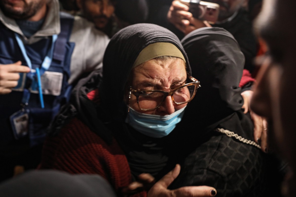 فلسطينيون قادمون من معبر رفح يصلون، في حافلة تحمل شعار الأمم المتحدة، إلى مستشفى ناصر في خان يونس جنوب قطاع غزة، في 2 فبراير/شباط 2026. صورة: عمر أشتوي