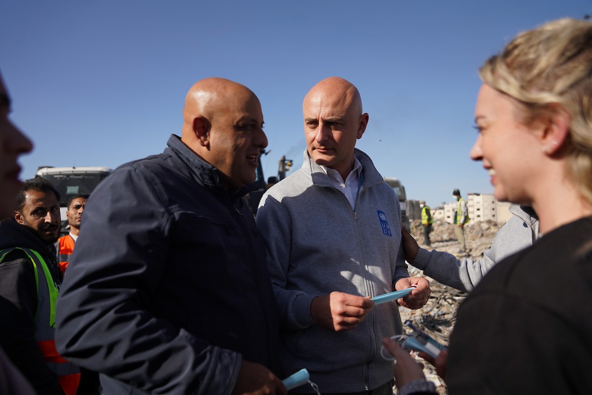 برنامج الأمم المتحدة الإنمائي يطلق عمليات تنظيف في أحد أكبر مواقع النفايات بمدينة غزة، والذي يُشكّل خطراً جسيماً على الصحة العامة، في منطقة سوق فراس على طول شارع عمر المختار ، 11 فبراير/شباط 2026. (صورة: عمر أشتوي)