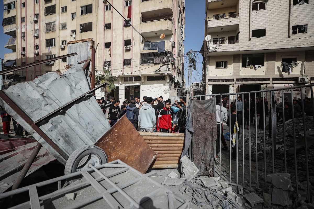 يتفقد فلسطينيون مبنىً متضرراً ومدمراً إلى حد كبير بعد استهدافه من قبل الجيش الإسرائيلي في حي النصر بمدينة غزة، في 31 يناير/كانون الثاني 2026. (صورة: عمر أشتوي)