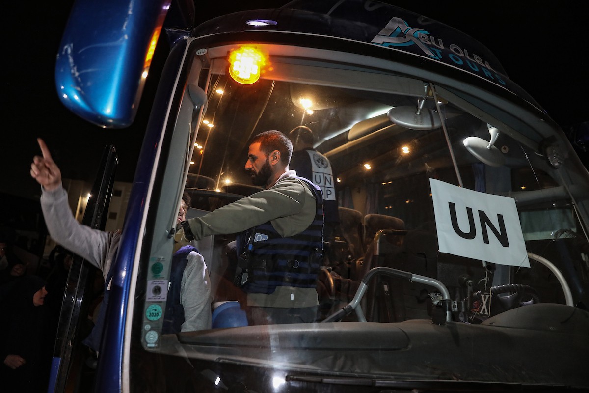 فلسطينيون قادمون من معبر رفح يصلون، في حافلة تحمل شعار الأمم المتحدة، إلى مستشفى ناصر في خان يونس جنوب قطاع غزة، في 2 فبراير/شباط 2026. صورة: عمر أشتوي