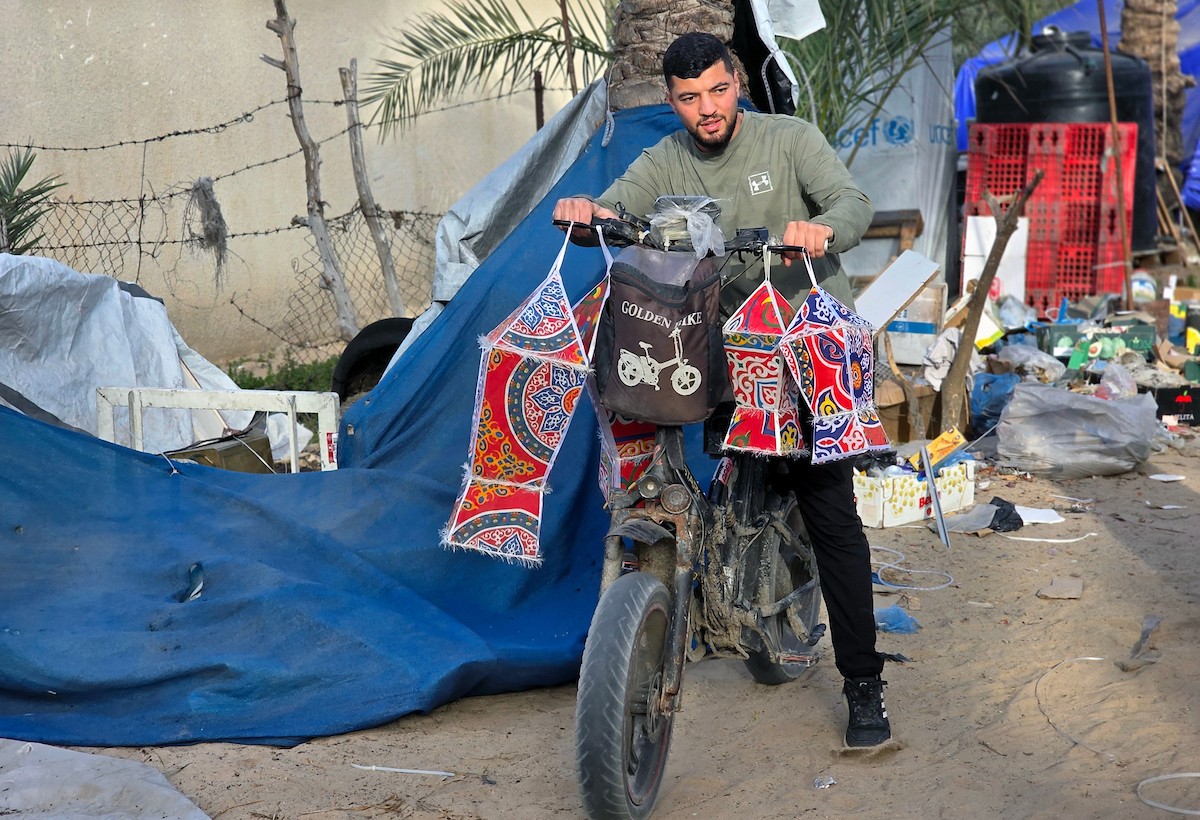 الفلسطينية ريهان شراب تصنع فوانيس رمضان من بقايا صناديق المساعدات في خان يونس جنوب قطاع غزة  8 فبراير/شباط 2026. (صورة: طارق محمد)