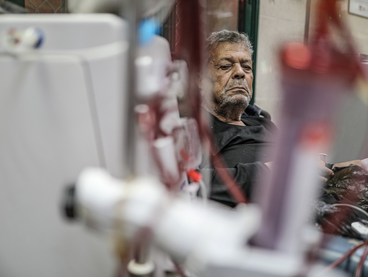 يخضع مرضى فلسطينيون مصابون بالفشل الكلوي لجلسات غسيل الكلى في مستشفى شهداء الأقصى بدير البلح، وسط وانتظار مستمر لفتح معبر رفح لتلقي العلاج خارج قطاع غزة، 1 فبراير/شباط 2026. تصوير: رمزي أبو عامر