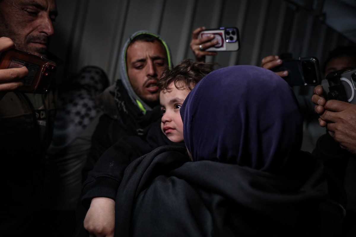 فلسطينيون قادمون من معبر رفح يصلون، في حافلة تحمل شعار الأمم المتحدة، إلى مستشفى ناصر في خان يونس جنوب قطاع غزة، في 2 فبراير/شباط 2026. صورة: عمر أشتوي