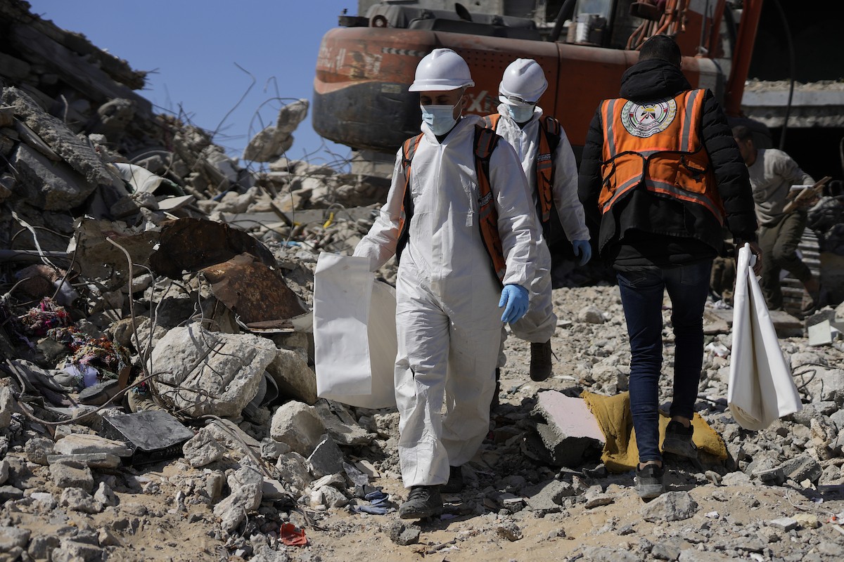 تحاول فرق الدفاع المدني الفلسطيني، بالتنسيق مع اللجنة الدولية للصليب الأحمر، انتشال جثث عائلتي عيادة وغنيم من تحت أنقاض منزل عائلة غباين، في بيت لاهيا، شمال قطاع غزة. 22 فبراير/شباط 2026. صورة: عمر أشتوي