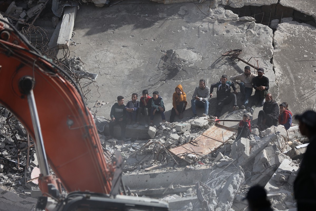 فرق الدفاع المدني التنسيق مع اللجنة الدولية للصليب الأحمر تطلق حملةً لانتشال نحو 67 جثة من عائلة أبو نصر، من تحت أنقاض منزل استهدفه الجيش الإسرائيلي خلال الحرب في بيت لاهيا، شمال قطاع غزة. 15 فبراير/شباط 2026. صورة: عمر أشتوي