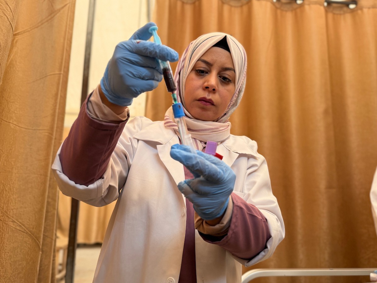 أطباء أجانب، ضمن وفد طبي وصل إلى قطاع غزة، يقدمون خدماتهم ويجرون عمليات جراحية للجرحى، ويتبادلون خبراتهم مع الأطباء والممرضين في مجمع ناصر الطبي بخان يونس،١٥ فبراير/شباط ٢٠٢٦. صورة: محمد سلامة  (APA Images)