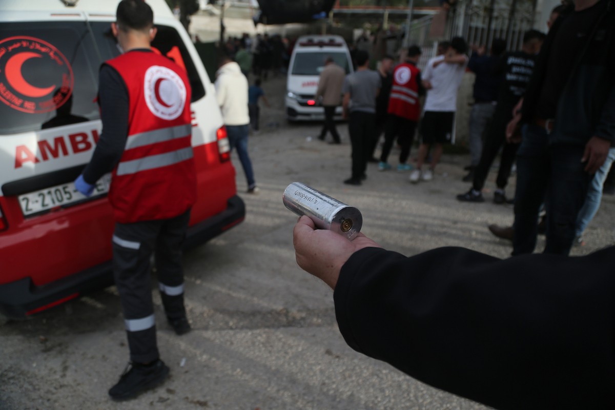 ردود فعل فلسطينية بعد أن هدمت القوات الإسرائيلية منزلاً فلسطينياً من ثلاثة طوابق بحجة عدم وجود رخصة بناء، في بلدة ترقوميا ، شمال غرب الخليل، بالضفة الغربية، في الأول من فبراير/شباط 2026. (صورة: مأمون وزواز)