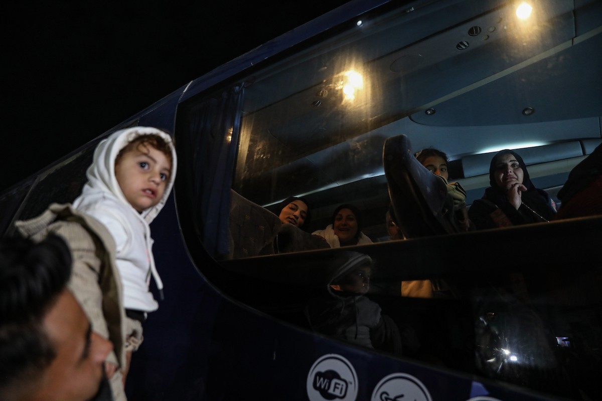 فلسطينيون قادمون من معبر رفح يصلون، في حافلة تحمل شعار الأمم المتحدة، إلى مستشفى ناصر في خان يونس جنوب قطاع غزة، في 2 فبراير/شباط 2026. صورة: عمر أشتوي