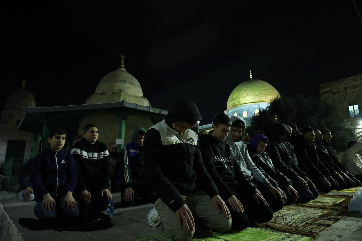 يؤدي الفلسطينيون صلاتي العشاء والتراويح في ساحات المسجد الأقصى في اليوم السادس من رمضان، القدس، 23 فبراير 2026. صورة من دائرة الأوقاف الإسلامية في القدس.