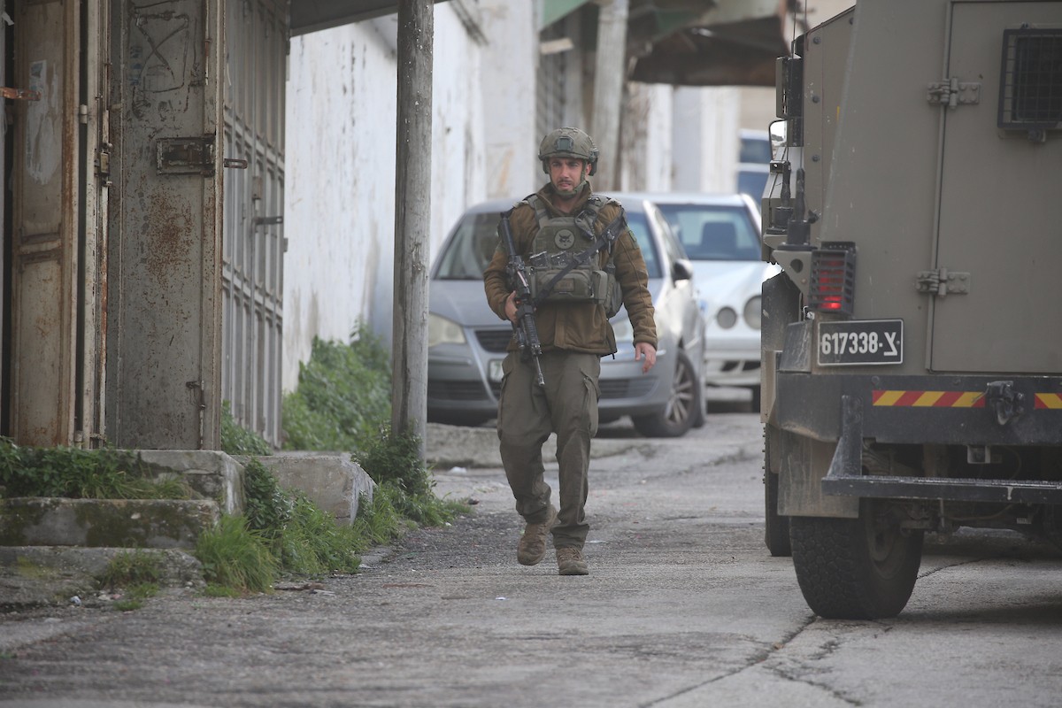 اقتحمت قوات الجيش الإسرائيلي مدينة نابلس، وداهمت العديد من المنازل وسط انتشار واسع النطاق في المنطقة وإطلاق قنابل الغاز المسيل للدموع، مما أسفر عن إصابة عدد من المواطنين بالاختناق. نابلس، الضفة الغربية، 26 فبرايرشباط 2026. صورة محمد ناصر