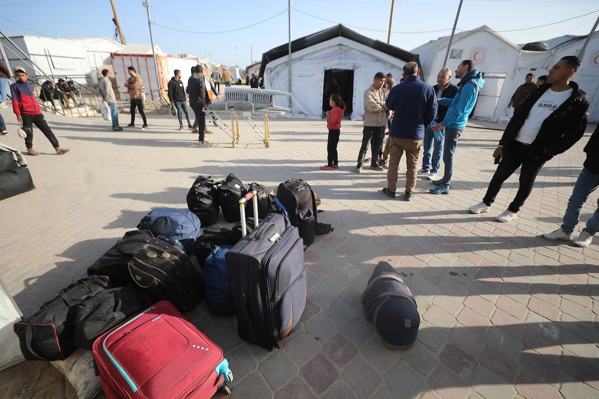 مركبات تابعة للأمم المتحدة تنقل عدداً من الجرحى ومرافقيهم من المقر الميداني لجمعية الهلال الأحمر الفلسطيني في خان يونس إلى معبر كرم أبو سالم لتلقي العلاج الطبي في الخارج،2 فبراير/شباط 2026