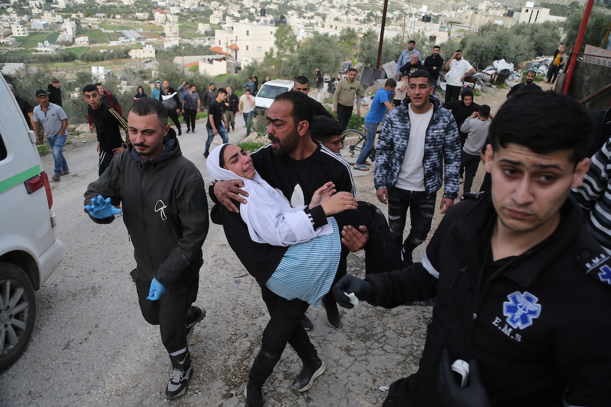 ردود فعل فلسطينية بعد أن هدمت القوات الإسرائيلية منزلاً فلسطينياً من ثلاثة طوابق بحجة عدم وجود رخصة بناء، في بلدة ترقوميا ، شمال غرب الخليل، بالضفة الغربية، في الأول من فبراير/شباط 2026. (صورة: مأمون وزواز)