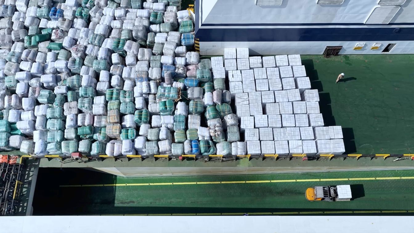 سفينة المساعدات الإنسانية  أم الإمارات ...jpg