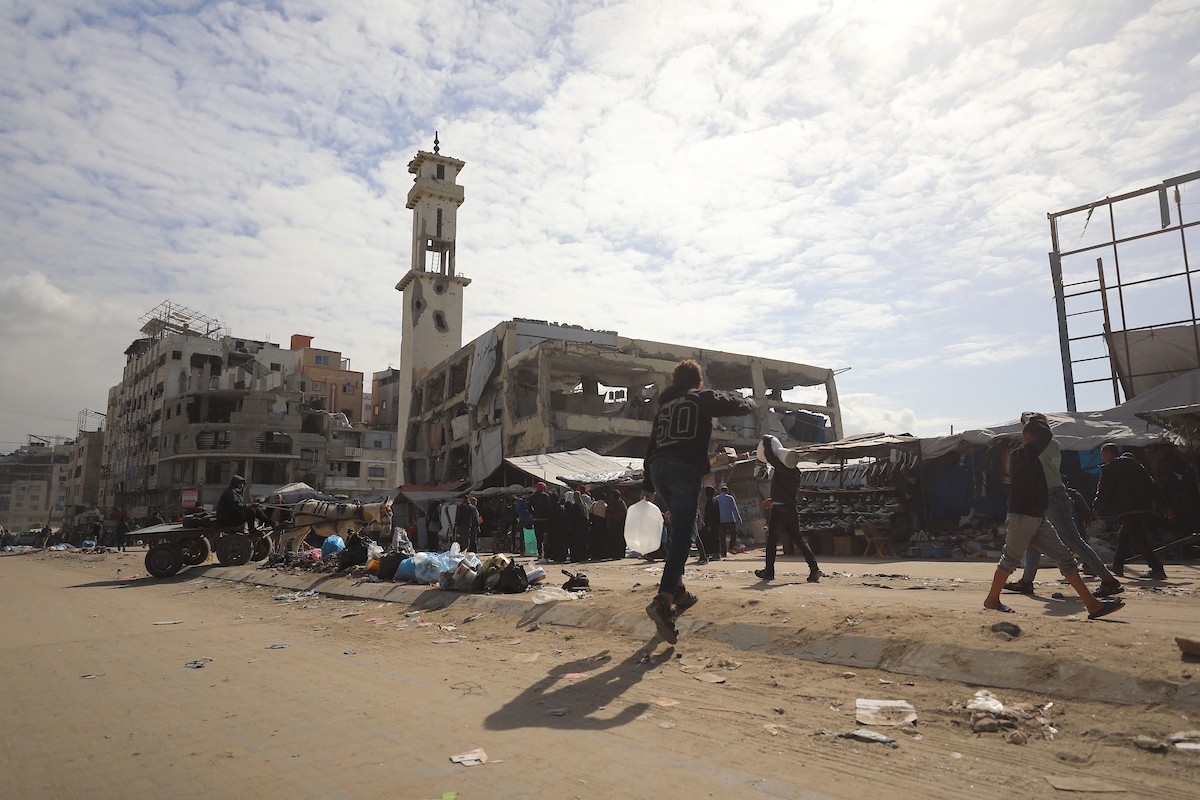 يستقبل الفلسطينيون شهر رمضان وسط دمار غير مسبوق للمباني، بما فيها المساجد التي يؤدون فيها شعائرهم الدينية. مدينة غزة، 19 فبراير/شباط 2026. صورة: عمر أشتوي