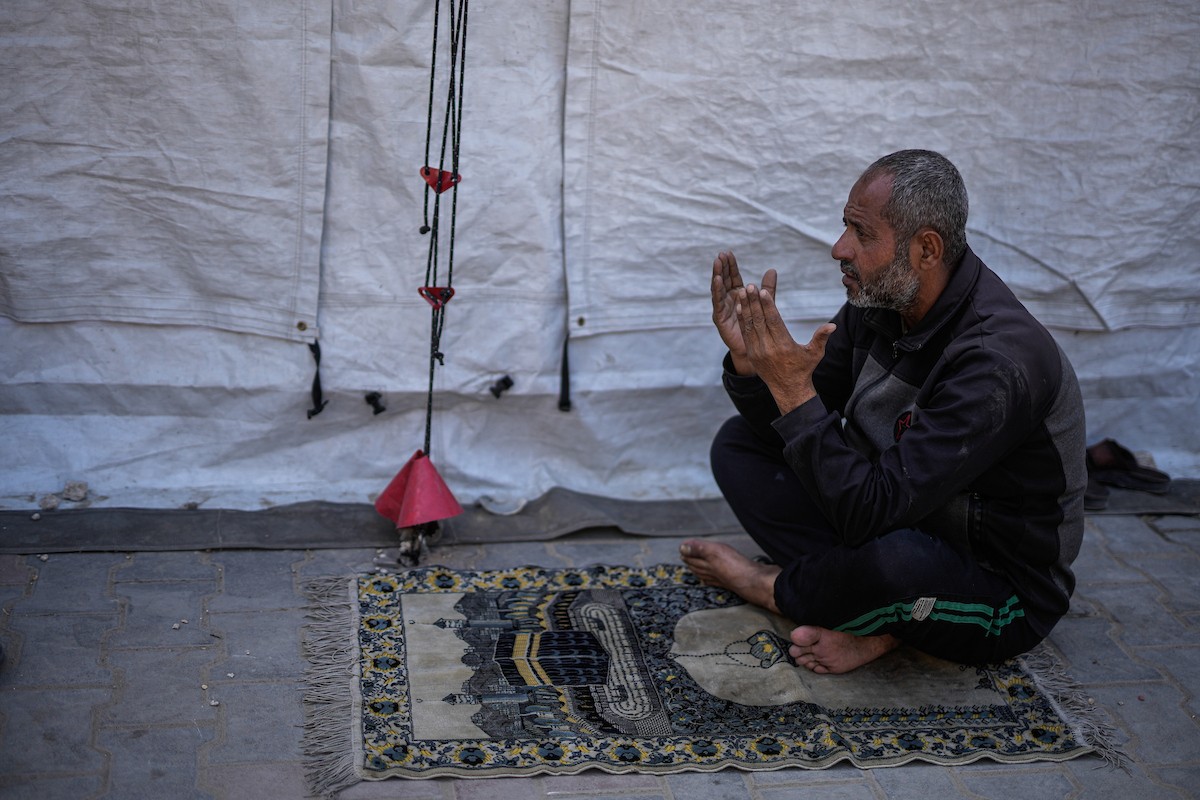 يؤدي المصلون الفلسطينيون صلاة الجمعة خلال شهر رمضان المبارك في مدرسة صلاح الدين، التي حُوِّلت إلى مأوى للفلسطينيين النازحين في ظل الحرب الإسرائيلية الحماسية، بمدينة غزة، يوم الجمعة 20 فبرايرشباط 2026. تصوير عمر أشتوي