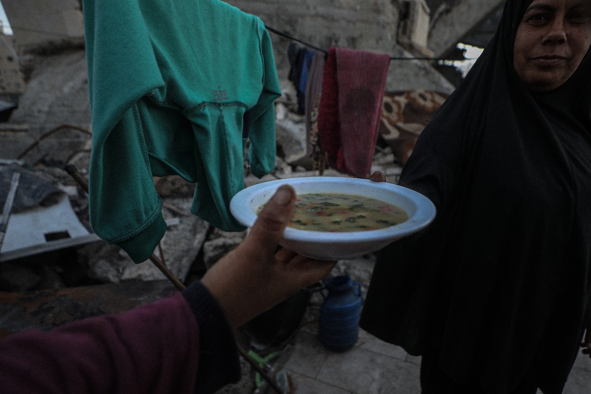 عائلة فلسطينية نازحة من بيت حانون تفطر في ثاني أيام رمضان في خيمة متداعية وسط أنقاض مسجد الحساينة على شاطئ مدينة غزة.19 فبراير/شباط 2026. تصوير: عمر أشتوي