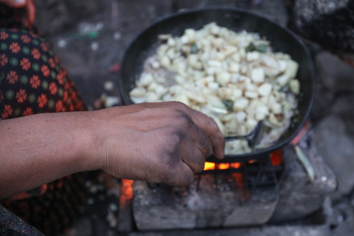 يعيش الفلسطينيون النازحون، وسط الأنقاض في خيام مؤقتة نُصبت في مخيم النصيرات للاجئين وسط قطاع غزة، في ظروف معيشية مزرية ونقص حاد في الاحتياجات الأساسية. ١ فبراير ٢٠٢٦. صورة: معز صالحي