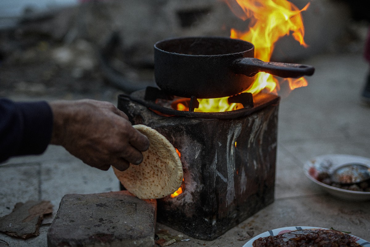 عائلة فلسطينية نازحة من بيت حانون تفطر في ثاني أيام رمضان في خيمة متداعية وسط أنقاض مسجد الحساينة على شاطئ مدينة غزة.19 فبراير/شباط 2026. تصوير: عمر أشتوي