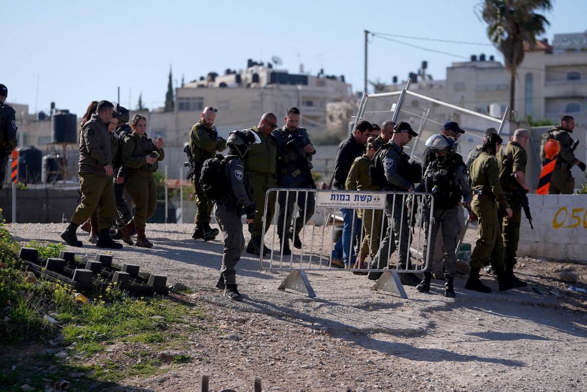 الجيش الإسرائيلي يفرض قيودًا مشددة على وصول الفلسطينيين إلى المسجد الأقصى لأداء أول صلاة جمعة من رمضان عبر حاجز قلنديا الفاصل بين الضفة الغربية والقدس، 20 فبراير/شباط 2026
