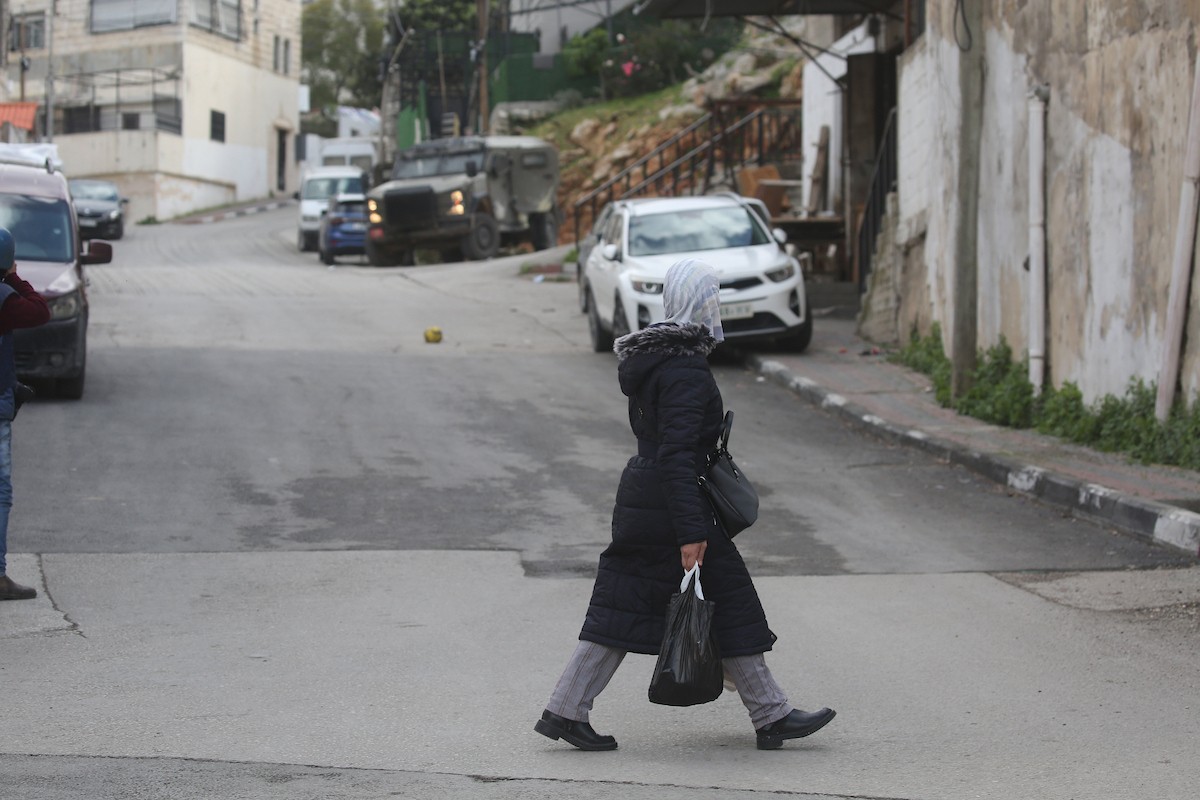 اقتحمت قوات الجيش الإسرائيلي مدينة نابلس، وداهمت العديد من المنازل وسط انتشار واسع النطاق في المنطقة وإطلاق قنابل الغاز المسيل للدموع، مما أسفر عن إصابة عدد من المواطنين بالاختناق. نابلس، الضفة الغربية، 26 فبرايرشباط 2026. صورة محمد ناصر