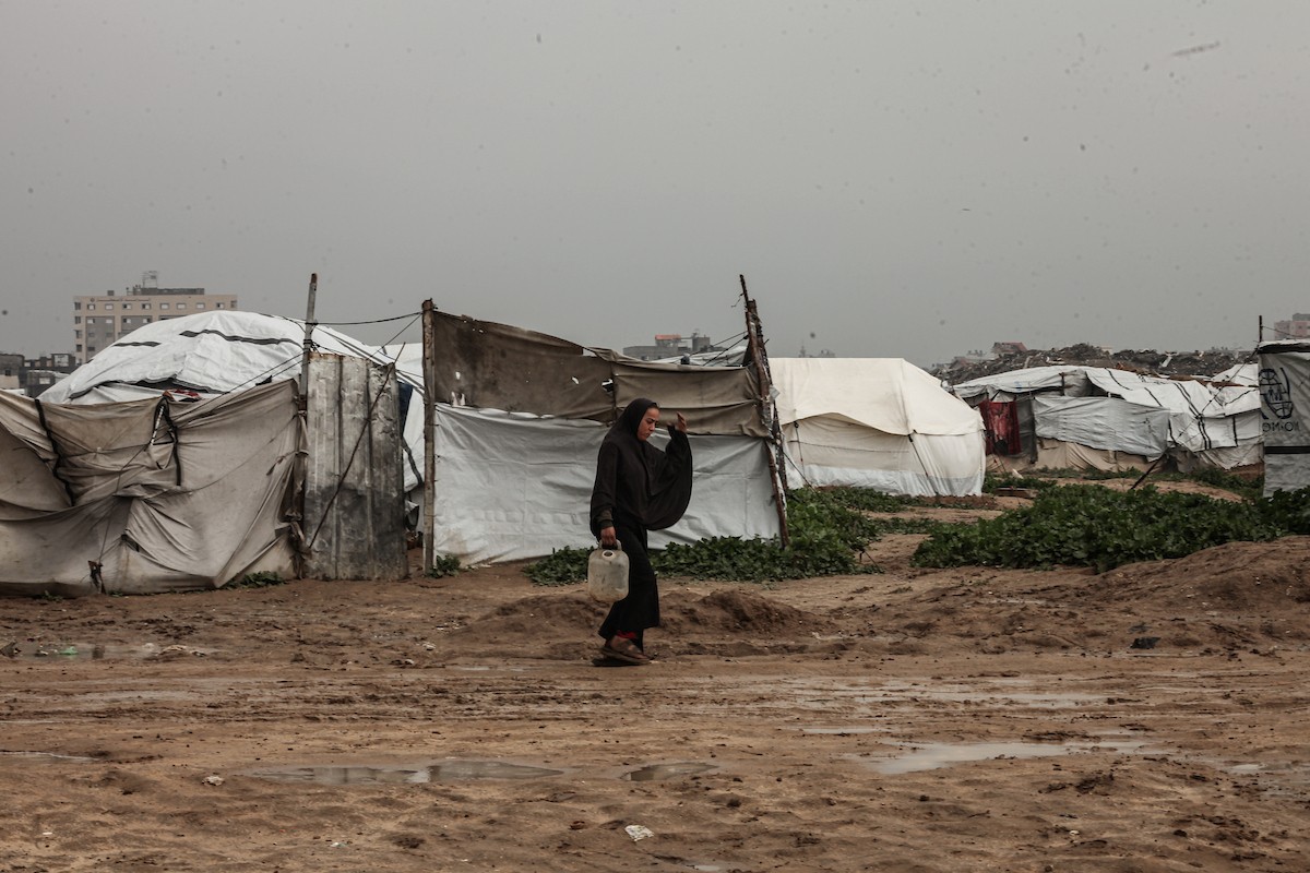 يواجه اللاجئون الفلسطينيون ظروفاً قاسية بعد أن غمرت الأمطار الغزيرة خيامهم في مخيم البريج بوسط قطاع غزة في 24 فبراير/شباط 2026. صورة: معز صالحي