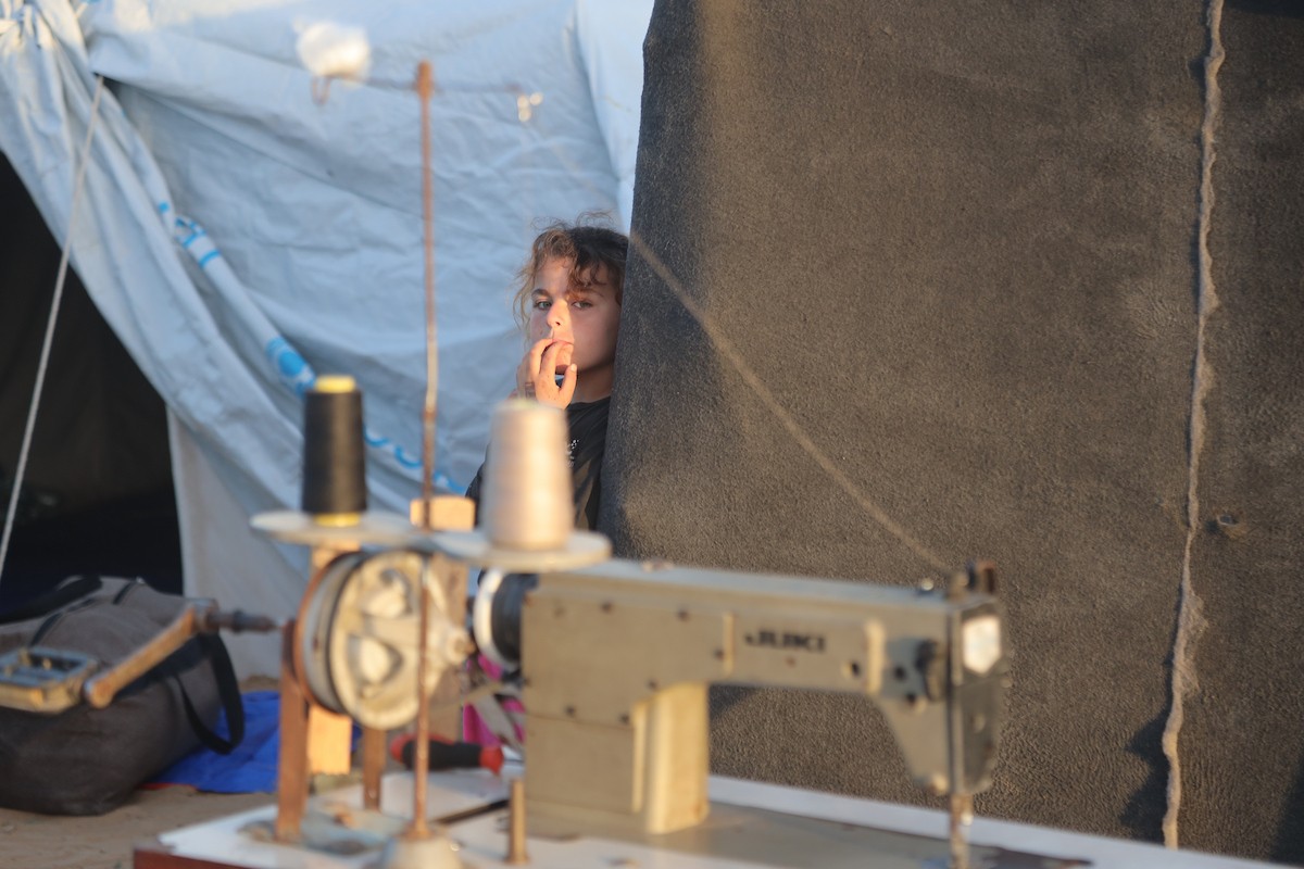 وسط خيام النازحين في المخيم المصري بمنطقة نتساريم وسط قطاع غزة، يحاول السكان الحفاظ على تفاصيل حياتهم اليومية رغم الظروف القاسية والنقص الحاد في الضروريات الأساسية كالمأوى والغذاء والماء النظيف. وسط قطاع غزة، ١٢ فبراير ٢٠٢٦. تصوير: محمد الأسود