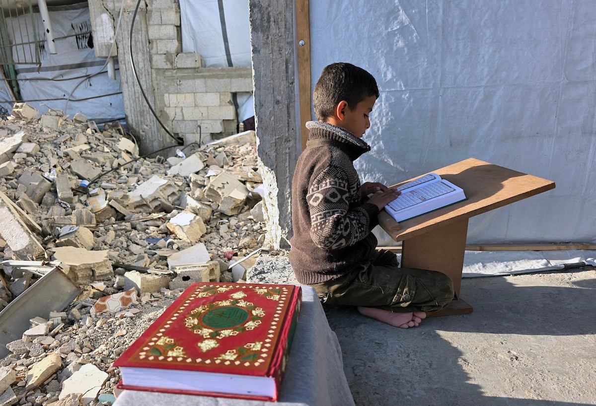 فلسطينيون، بينهم أطفال، يتلون ويحفظون القرآن الكريم خلال شهر رمضان داخل مسجد الألباني، الذي تضرر بشدة جراء الهجمات الإسرائيلية، في خان يونس، جنوب قطاع غزة، في 23 فبراير/شباط 2026. صورة: طارق محمد