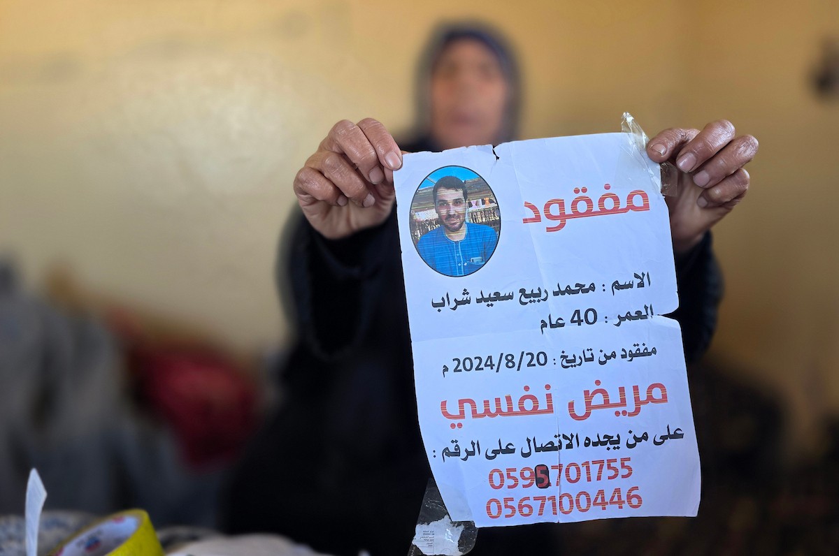 المسنة زهر شراب تنتظر معرفة مصير ابنها المفقود من ذوي الإعاقة الذهنية بعد تداول مستوطنين صورة له على مواقع التواصل مرفقة بتعليق عنصري، خان يونس، جنوب قطاع غزة، 26 فبراير/شباط 2026. تصوير: طارق محمد