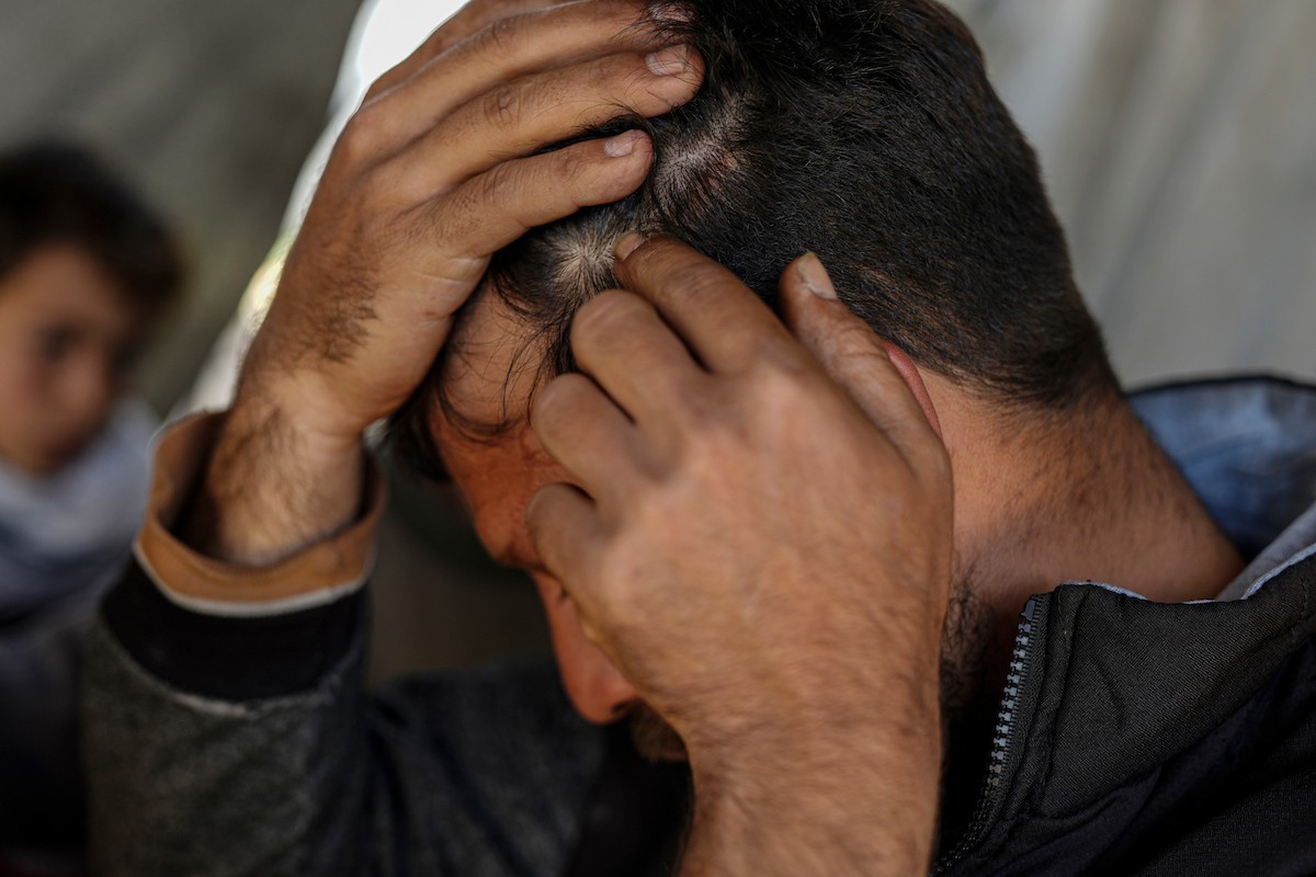 الفلسطيني لؤي أسامة صبح، 27 عامًا، أصيب بإعاقات دائمة وفقد بصره تمامًا جراء هجمات إسرائيلية، يكافح من أجل مواصلة حياته اليومية داخل خيمته في مدينة غزة في 11 فبراير/شباط 2026. صورة: عمر أشتوي