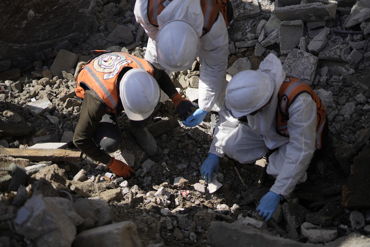 تحاول فرق الدفاع المدني الفلسطيني، بالتنسيق مع اللجنة الدولية للصليب الأحمر، انتشال جثث عائلتي عيادة وغنيم من تحت أنقاض منزل عائلة غباين، في بيت لاهيا، شمال قطاع غزة. 22 فبراير/شباط 2026. صورة: عمر أشتوي