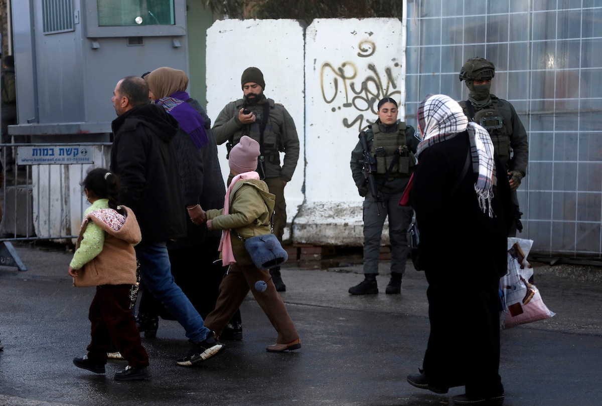 فلسطينيون يعبرون نقطة تفتيش إسرائيلية، وهي نقطة عبور ضرورية لمغادرة مدينة بيت لحم في الضفة الغربية والوصول إلى المسجد الأقصى في القدس لأداء صلاة الجمعة الثانية من شهر رمضان، ٢٧ فبراير/شباط ٢٠٢٦. تصوير: مأمون وزواز