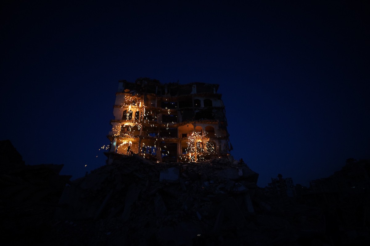 فلسطينيون يُشعلون شرارات من الصوف الفولاذي ( الليف السلكي) خلال شهر رمضان المبارك، وسط أنقاض المباني السكنية التي دُمّرت خلال العدوان الإسرائيلي الذي استمر عامين، في مدينة غزة، 23 فبرايرشباط 2026. صورة عمر أشتوي