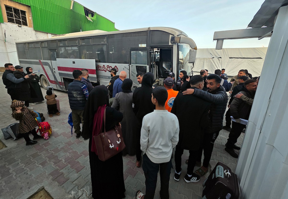 مغادرة مجموعة من المرضى والجرحى من مستشفى الصليب الأحمر، برفقة مرافقيهم، حافلات متجهة إلى معبر رفح الحدودي لإجلائهم في خان يونس، غزة، في 8 فبراير/شباط 2026. (صورة: طارق محمد)
