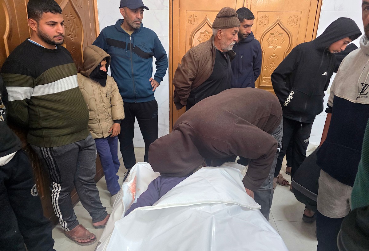 ودّع فلسطينيون جثمان حسن عبد الرحمن اللحام (45 عامًا) في مجمع ناصر الطبي. وقد استشهد بنيران الجيش الإسرائيلي قرب منزله في منطقة قيزانة أبو رشوان، جنوب خان يونس، جنوب قطاع غزة، في 26 فبراير/شباط 2026. (صورة: طارق محمد)