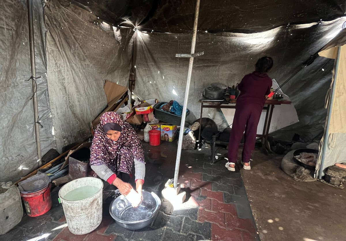 الطفلة رنين جندية مصابة بحروق في جسدها جراء غارة جوية إسرائيلية استهدفت خيمة قرب مخيمها في خان يونس، وتحتاج إلى استكمال العلاج خارج قطاع غزة.مدينة غزة، 1 فبراير/شباط 2026. صورة: مطر الزاق.