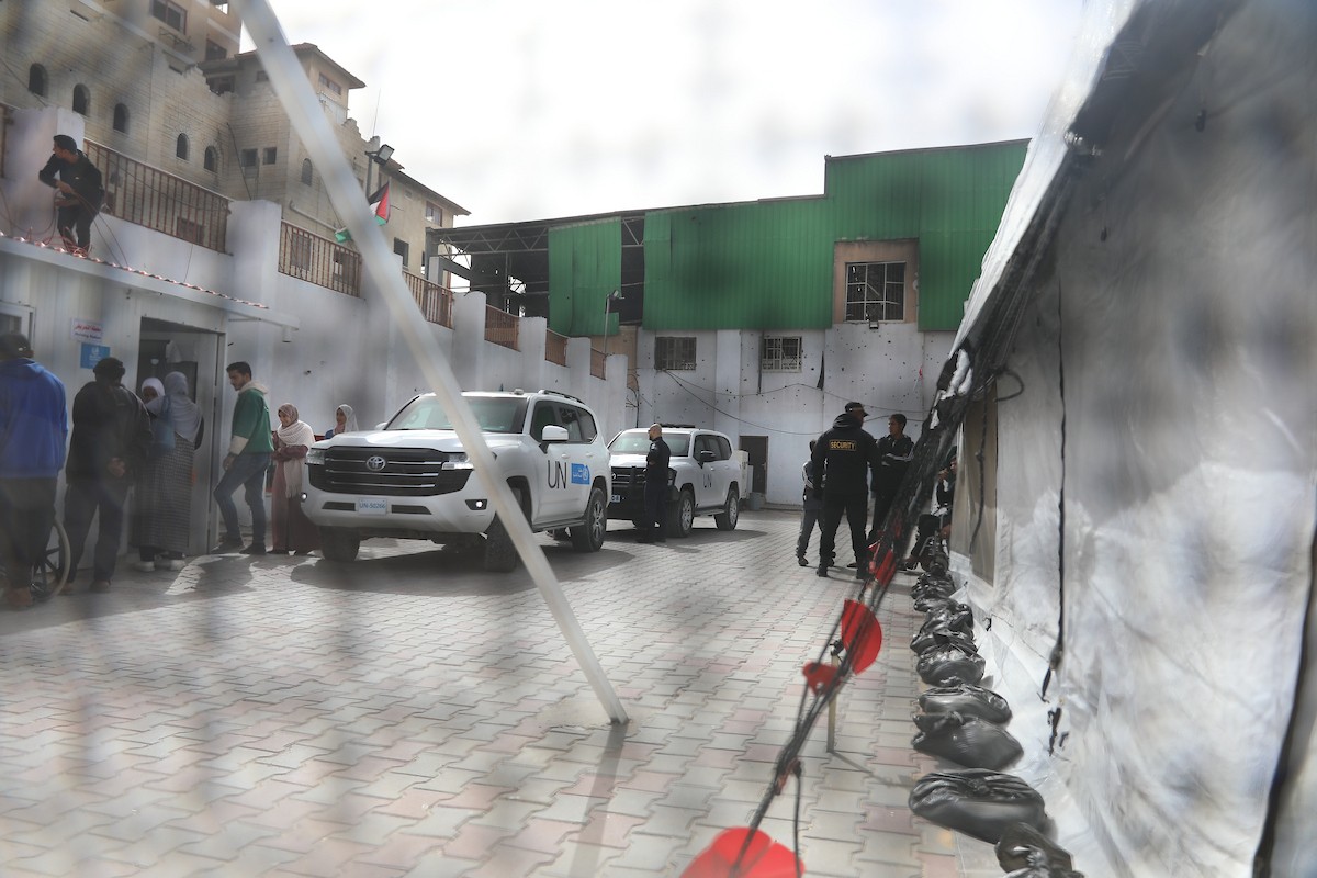 مركبات تابعة للأمم المتحدة تنقل عدداً من الجرحى ومرافقيهم من المقر الميداني لجمعية الهلال الأحمر الفلسطيني في خان يونس إلى معبر كرم أبو سالم لتلقي العلاج الطبي في الخارج،2 فبراير/شباط 2026